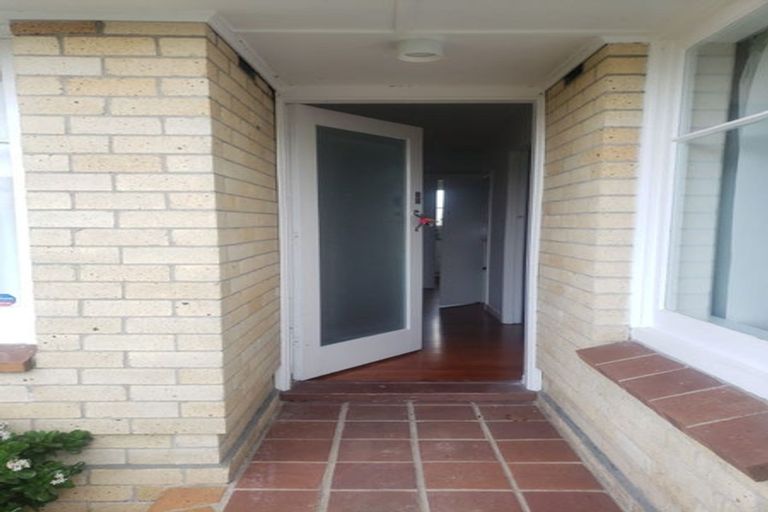 Photo of property in 8 Glenfield Road, Birkenhead, Auckland, 0626