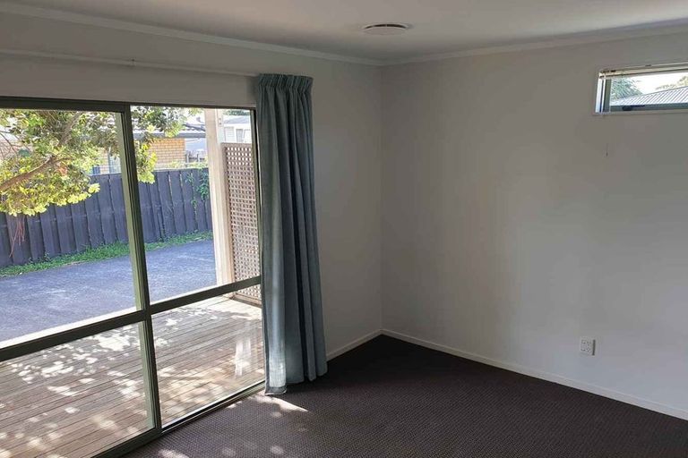Photo of property in 17a Enderby Drive, Te Atatu Peninsula, Auckland, 0610