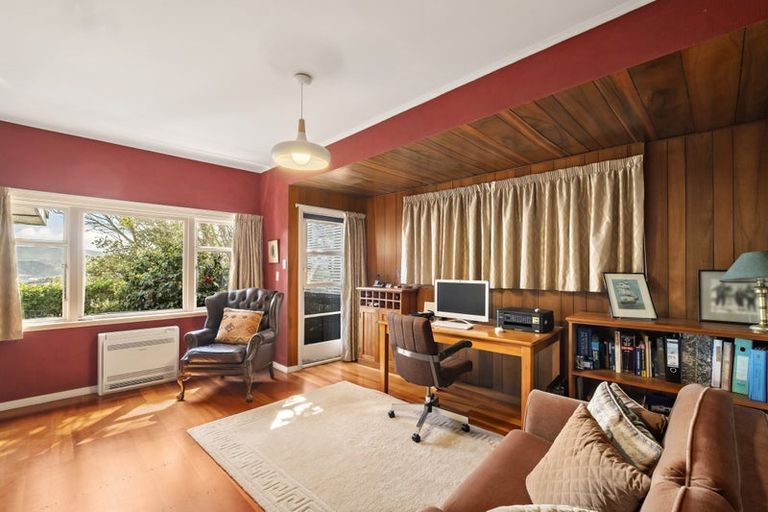 Photo of property in 70 Nevay Road, Karaka Bays, Wellington, 6022