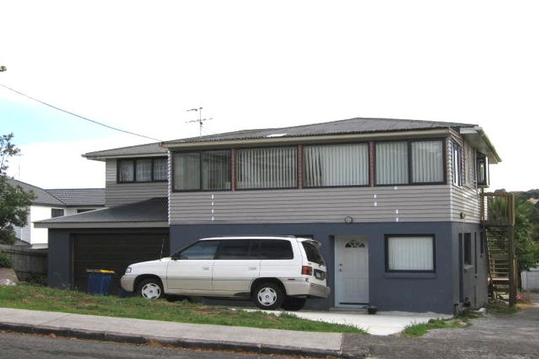 Photo of property in 1/3 Barron Drive, Green Bay, Auckland, 0604