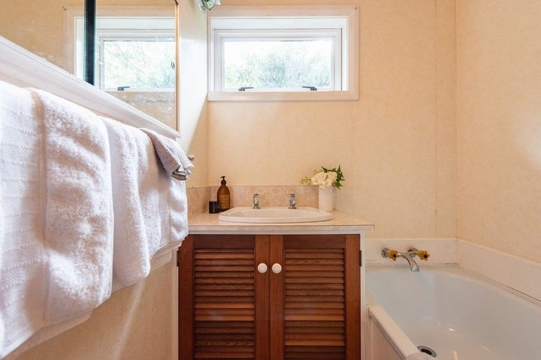 Photo of property in 8 Miles Crescent, Newlands, Wellington, 6037