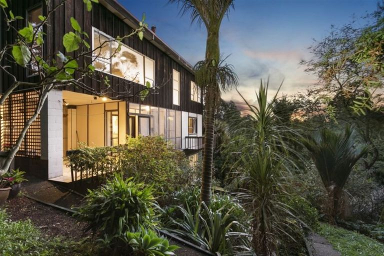 Photo of property in 138 Glenfield Road, Birkenhead, Auckland, 0626