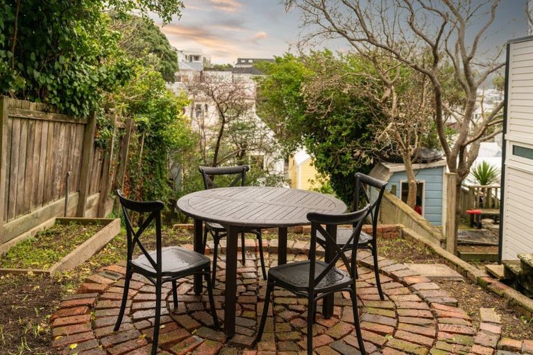 Photo of property in 16 Stafford Street, Mount Victoria, Wellington, 6011