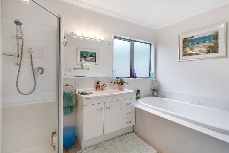 Photo of property in 29 La Lena Grove, Fitzherbert, Palmerston North, 4410