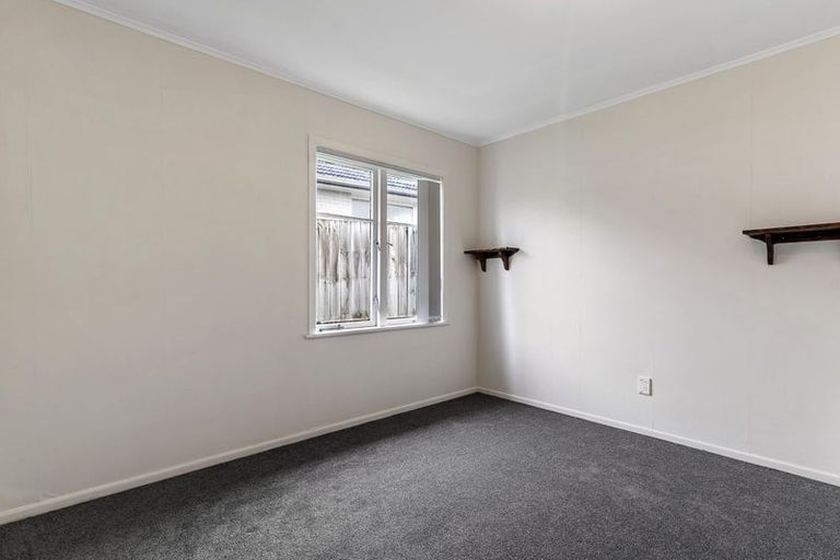 Photo of property in 47 Royal View Road, Te Atatu South, Auckland, 0610