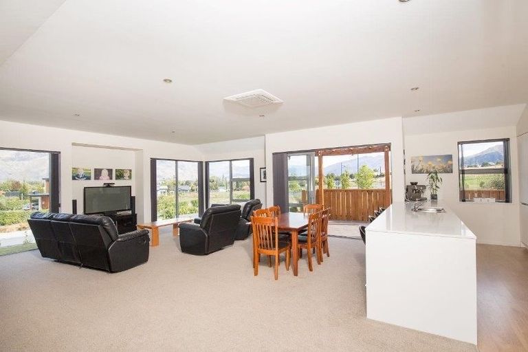 Photo of property in 10 Makomako Road, Wanaka, 9305