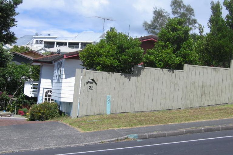 Photo of property in 21 Trias Road, Totara Vale, Auckland, 0629