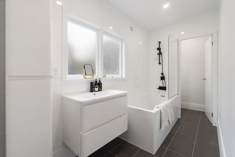 Photo of property in 13 South Lynn Road, Titirangi, Auckland, 0604