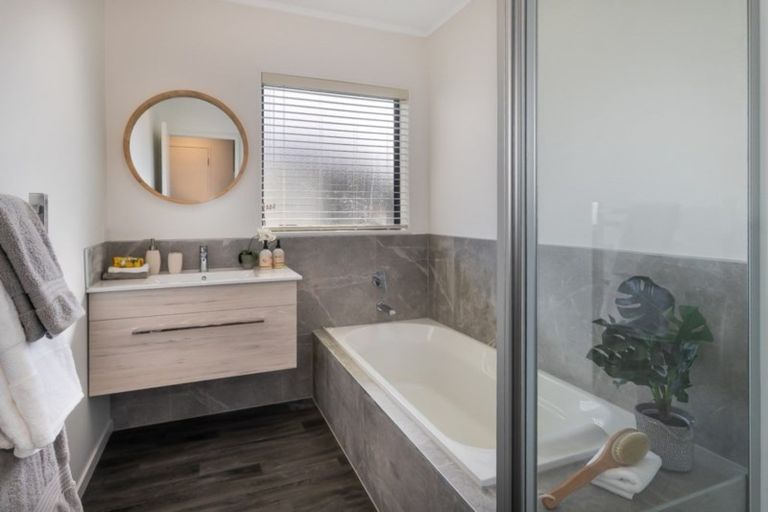 Photo of property in 2/3 Mcintyre Road, Mangere Bridge, Auckland, 2022