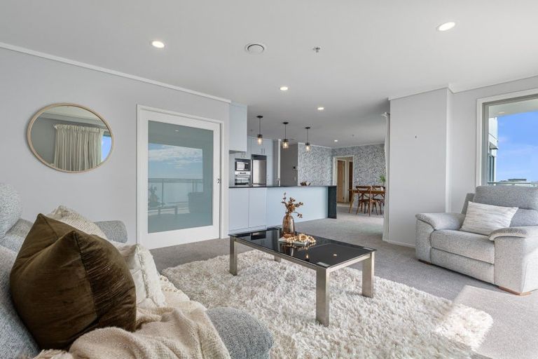 Photo of property in 72 Devonport Road, Tauranga, 3110