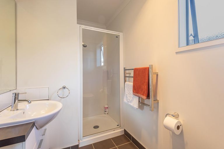 Photo of property in 18 Resolution Place, One Tree Point, 0118