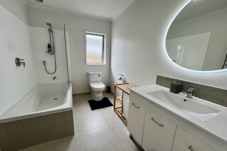 Photo of property in 16 Whareatua Avenue, Takanini, 2112