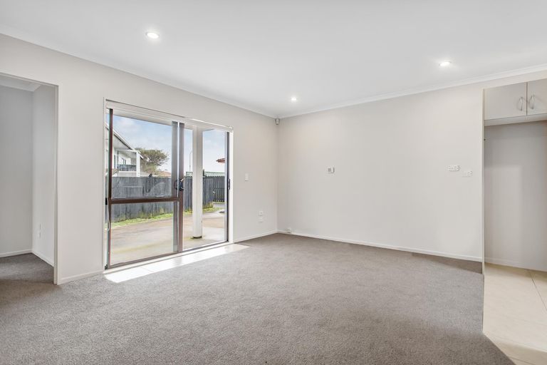 Photo of property in 96 Maplesden Drive, Clendon Park, Auckland, 2103
