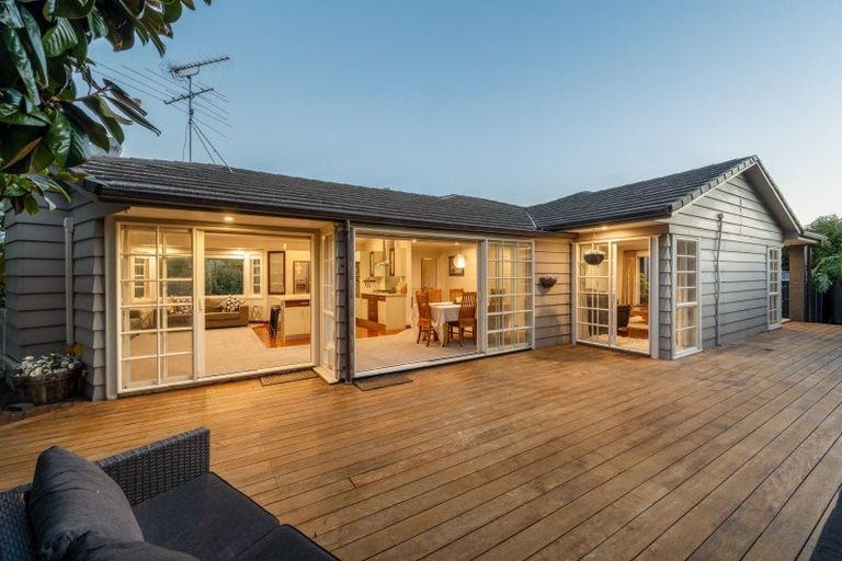 Photo of property in 8 Kerry Dell, Cockle Bay, Auckland, 2014