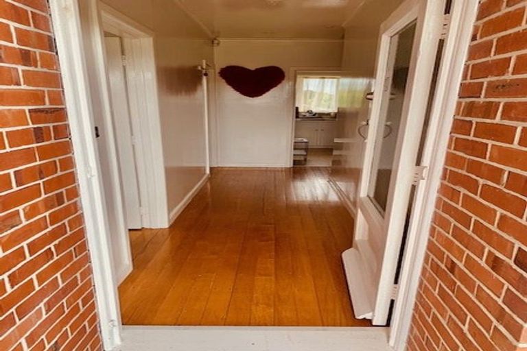 Photo of property in 32 Reid Road, New Lynn, Auckland, 0600