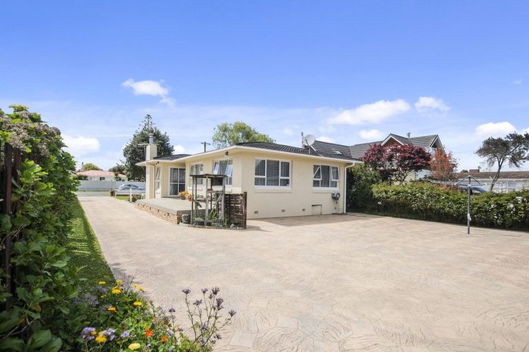 Photo of property in 20 Peachgrove Road, Te Atatu Peninsula, Auckland, 0610