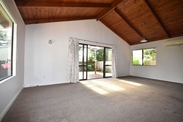 Photo of property in 4 Glen Close, Glen Eden, Auckland, 0602