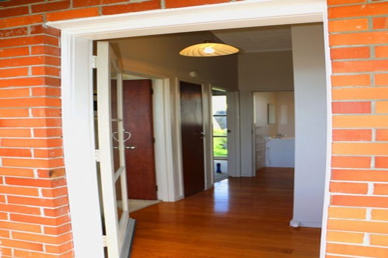 Photo of property in 2/11 Liston Street, Northcote, Auckland, 0627