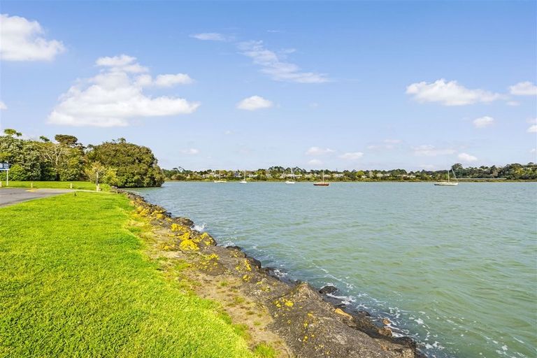 Photo of property in 12b Chapman Road, Te Atatu Peninsula, Auckland, 0610