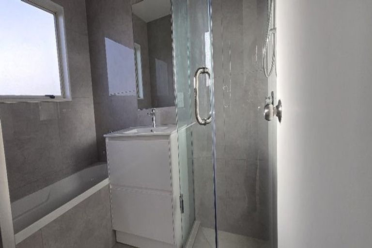 Photo of property in 2/24 Wylie Avenue, Sunnynook, Auckland, 0620