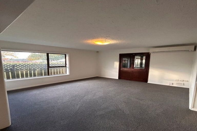 Photo of property in 8 Oakdale Street, Avonhead, Christchurch, 8042