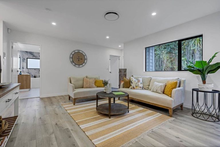 Photo of property in 8b South Lynn Road, Titirangi, Auckland, 0604