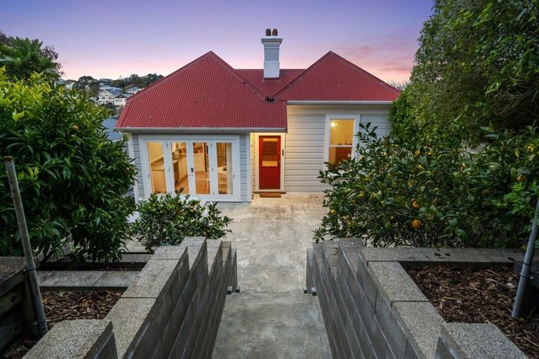 Photo of property in 5 Farm Road, Northland, Wellington, 6012