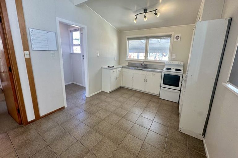 Photo of property in 81 Edmonton Road, Henderson, Auckland, 0612