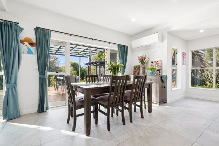 Photo of property in 16 Almond Grove, Greenhithe, Auckland, 0632