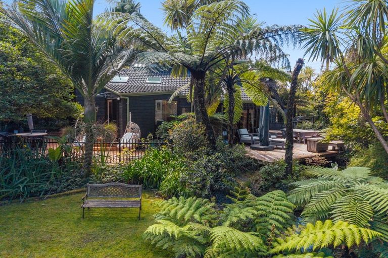 Photo of property in 19 Atarua Gardens, Waiatarua, Auckland, 0604
