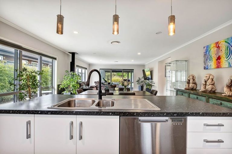 Photo of property in 122 Pohutukawa Place, Waiwhakaiho, New Plymouth, 4312