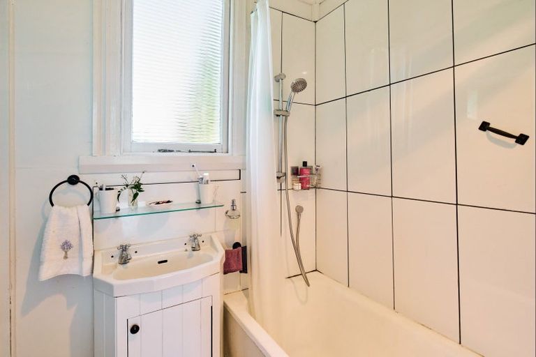 Photo of property in 55 Fairview Crescent, Kelburn, Wellington, 6012