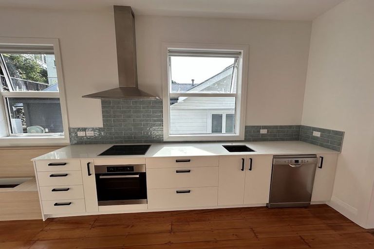 Photo of property in 10a Oriental Terrace, Mount Victoria, Wellington, 6011