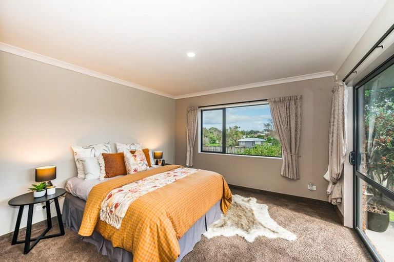Photo of property in 32 Quadrant Heights, Paraparaumu, 5032