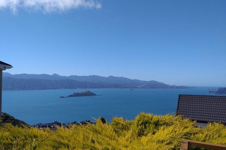 Photo of property in 2a Sunhaven Drive, Newlands, Wellington, 6037