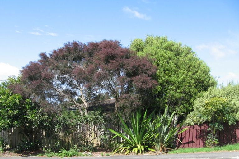 Photo of property in 1 Fernhaven Place, Massey, Auckland, 0614