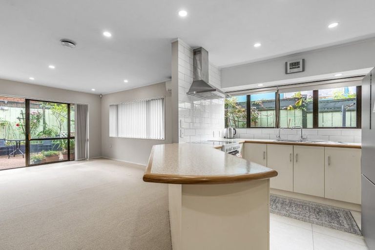 Photo of property in 2/6 Arthur Road, Hillpark, Auckland, 2102