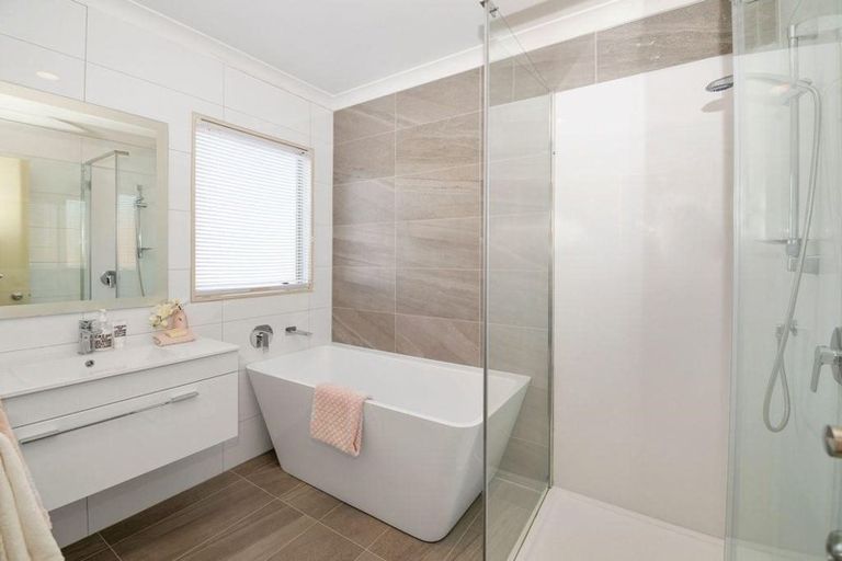 Photo of property in 23 South Kensington Way, Henderson, Auckland, 0612