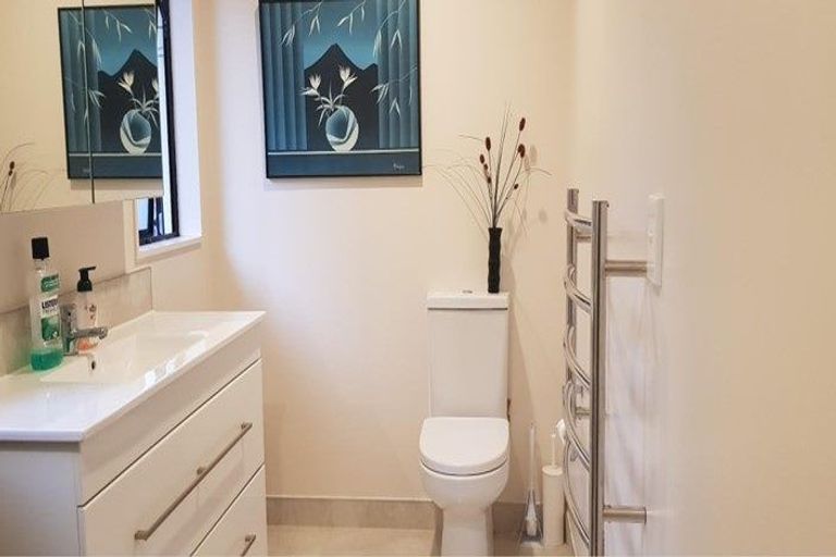 Photo of property in 22 Raphael Place, West Harbour, Auckland, 0618