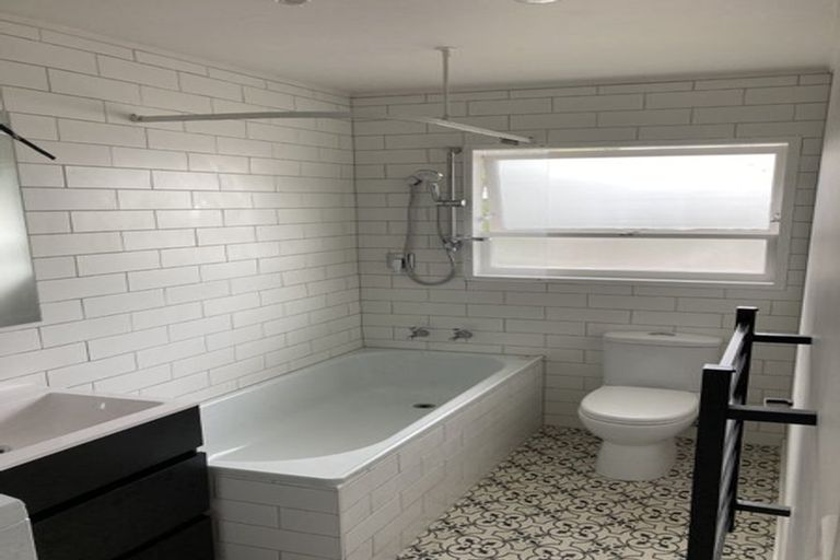 Photo of property in 170a Queen Street, Northcote Point, Auckland, 0627