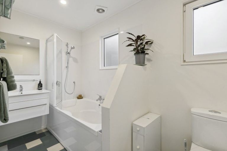 Photo of property in 32 Frobisher Street, Island Bay, Wellington, 6023