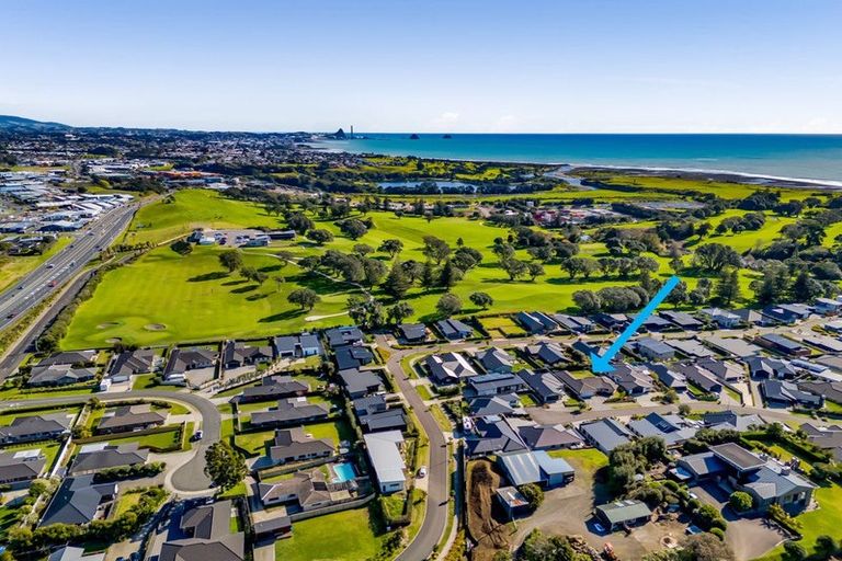 Photo of property in 12 Oakmont Crescent, Waiwhakaiho, New Plymouth, 4312