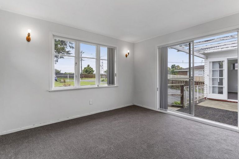 Photo of property in 47 Royal View Road, Te Atatu South, Auckland, 0610