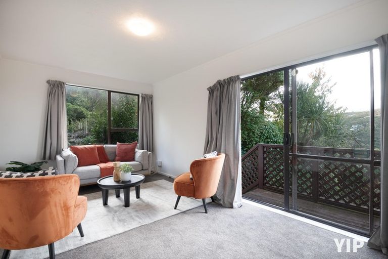 Photo of property in 27a Fernhaven Grove, Newlands, Wellington, 6037