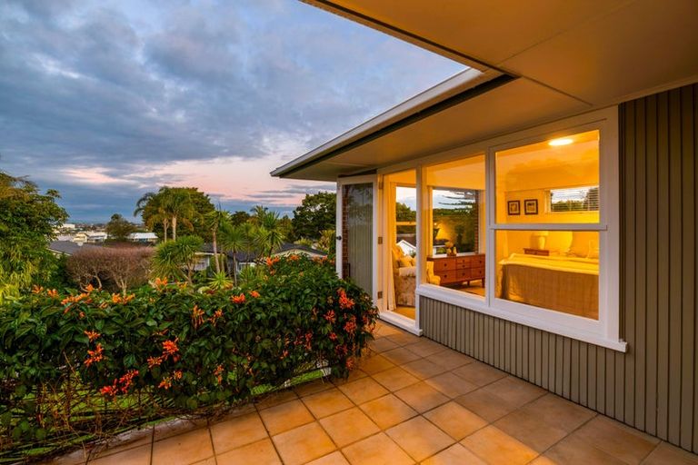 Photo of property in 15 Tudward Glade, Hillcrest, Auckland, 0627
