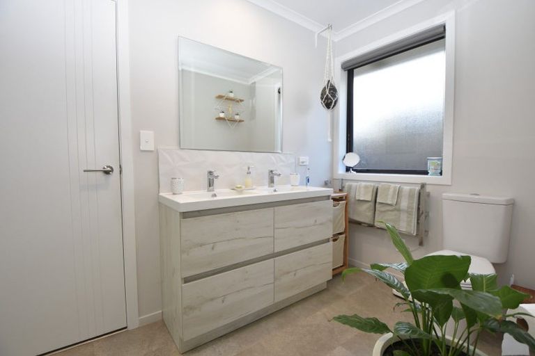 Photo of property in 2 Hereford Drive, Carterton, 5713
