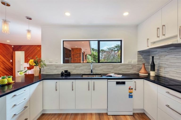 Photo of property in 14 Rhinevale Close, Henderson, Auckland, 0612