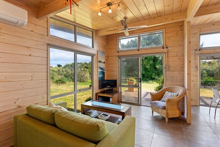 Photo of property in 32 Reay Mackay Grove, Waikawa Beach, Manakau, 5573