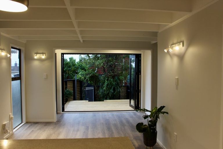 Photo of property in 2/75 Birkdale Road, Birkdale, Auckland, 0626