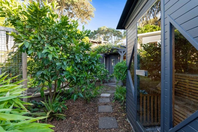 Photo of property in 94 Messenger Terrace, Oakura, 4314